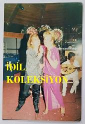 ROMALI PERİHAN'IN (PERİHAN BENLİ) ORİJİNAL 4'LÜ FOTOĞRAF SETİ  - 15 x 10 cm EBADINDA - ROMALI PERİHAN, PEMBE ELBİSESİYLE SAHNE ALDIĞI MEKANDA ŞARKI OKURKEN ÇEKİLMİŞ 4 FARKLI KARE