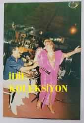ROMALI PERİHAN'IN (PERİHAN BENLİ) ORİJİNAL 4'LÜ FOTOĞRAF SETİ  - 15 x 10 cm EBADINDA - ROMALI PERİHAN, PEMBE ELBİSESİYLE SAHNE ALDIĞI MEKANDA ŞARKI OKURKEN ÇEKİLMİŞ 4 FARKLI KARE