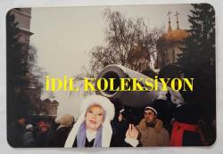 ROMALI PERİHAN'IN (PERİHAN BENLİ) ORİJİNAL 5'Lİ FOTOĞRAF SETİ  - 13 x 9 cm EBADINDA - ROMALI PERİHAN, YURT DIŞI GEZİ TURUNDAYKEN (RUSYA) ÇEKİLMİŞ 5 FARKLI HATIRA FOTOĞRAFI