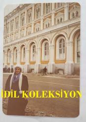 ROMALI PERİHAN'IN (PERİHAN BENLİ) ORİJİNAL 5'Lİ FOTOĞRAF SETİ  - 13 x 9 cm EBADINDA - ROMALI PERİHAN, YURT DIŞI GEZİ TURUNDAYKEN (RUSYA) ÇEKİLMİŞ 5 FARKLI HATIRA FOTOĞRAFI