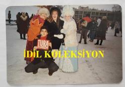 ROMALI PERİHAN'IN (PERİHAN BENLİ) ORİJİNAL 6'LI FOTOĞRAF SETİ  - 13 x 9 cm EBADINDA - ROMALI PERİHAN, YURT DIŞI GEZİ TURUNDAYKEN (RUSYA) ÇEKİLMİŞ 6 FARKLI HATIRA FOTOĞRAFI - TURA TURİZM
