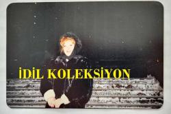 ROMALI PERİHAN'IN (PERİHAN BENLİ) ORİJİNAL 6'LI FOTOĞRAF SETİ  - 13 x 9 cm EBADINDA - ROMALI PERİHAN, YURT DIŞI GEZİ TURUNDAYKEN (RUSYA) ÇEKİLMİŞ 6 FARKLI HATIRA FOTOĞRAFI - TURA TURİZM