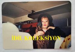 ROMALI PERİHAN'IN (PERİHAN BENLİ) ORİJİNAL 4'LÜ FOTOĞRAF SETİ  - 13 x 8,5 cm EBADINDA - ROMALI PERİHAN, YURT DIŞI GEZİ TURUNDAYKEN (RUSYA) ÇEKİLMİŞ 4 FARKLI HATIRA FOTOĞRAFI