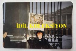 ROMALI PERİHAN'IN (PERİHAN BENLİ) ORİJİNAL 4'LÜ FOTOĞRAF SETİ  - 13 x 8,5 cm EBADINDA - ROMALI PERİHAN, YURT DIŞI GEZİ TURUNDAYKEN (RUSYA) ÇEKİLMİŞ 4 FARKLI HATIRA FOTOĞRAFI