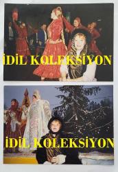 ROMALI PERİHAN'IN (PERİHAN BENLİ) ORİJİNAL 2'Lİ FOTOĞRAF SETİ  - 17,5 x 11,5 cm EBADINDA - ROMALI PERİHAN, YURT DIŞI GEZİ TURUNDAYKEN (RUSYA LENİNGRAD) ÇEKİLMİŞ ÇOK NET KALİTEDE 2 FARKLI HATIRA FOTOĞRAFI. 3 OCAK 1989. RUS KADINLAR GELENEKSEL KOSTÜMLERİYLE...