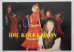 ROMALI PERİHAN'IN (PERİHAN BENLİ) ORİJİNAL 2'Lİ FOTOĞRAF SETİ  - 17,5 x 11,5 cm EBADINDA - ROMALI PERİHAN, YURT DIŞI GEZİ TURUNDAYKEN (RUSYA LENİNGRAD) ÇEKİLMİŞ ÇOK NET KALİTEDE 2 FARKLI HATIRA FOTOĞRAFI. 3 OCAK 1989. RUS KADINLAR GELENEKSEL KOSTÜMLERİYLE...