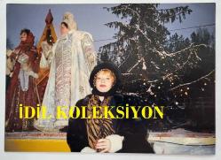 ROMALI PERİHAN'IN (PERİHAN BENLİ) ORİJİNAL 2'Lİ FOTOĞRAF SETİ  - 17,5 x 11,5 cm EBADINDA - ROMALI PERİHAN, YURT DIŞI GEZİ TURUNDAYKEN (RUSYA LENİNGRAD) ÇEKİLMİŞ ÇOK NET KALİTEDE 2 FARKLI HATIRA FOTOĞRAFI. 3 OCAK 1989. RUS KADINLAR GELENEKSEL KOSTÜMLERİYLE...