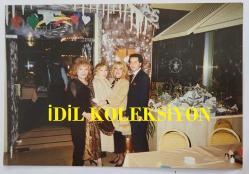 ROMALI PERİHAN'IN (PERİHAN BENLİ) ORİJİNAL 2'Lİ FOTOĞRAF SETİ  - 14,5 x 10 cm EBADINDA - ROMALI PERİHAN, 3. EVLİLİĞİNİ YAPTIĞI ALMAN EŞİ B. BENSAN İLE BİR DAVETİYEDE YER ALIRKEN ÇEKİLMİŞ 2 FARKLI HATIRA FOTOĞRAFI... ÖZEL ARŞİV