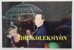 ROMALI PERİHAN'IN (PERİHAN BENLİ) ORİJİNAL 2'Lİ FOTOĞRAF SETİ  - 14,5 x 10 cm EBADINDA - ROMALI PERİHAN, 3. EVLİLİĞİNİ YAPTIĞI ALMAN EŞİ B. BENSAN İLE BİR DAVETİYEDE YER ALIRKEN ÇEKİLMİŞ 2 FARKLI HATIRA FOTOĞRAFI... ÖZEL ARŞİV