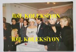 ROMALI PERİHAN'IN (PERİHAN BENLİ) NİKAH TÖRENİNİN ORİJİNAL 3'LÜ FOTOĞRAF SETİ  - 18,5 x 13 cm EBADINDA - ROMALI PERİHAN, 3. EVLİLİĞİNİ YAPTIĞI ALMAN EŞİ B. BENSAN İLE EVLENİRKEN NİKAH TÖRENİNDE ÇEKİLMİŞ 3 ÖZEL HATIRA FOTOĞRAFI... DAVETLİLER ARASINDA FATMA GİRİK ve AVUKAT HÜSEYİN RAHMİ ÖZKAN DA YER ALDI. ÇOK NET KALİTEDE ORİJİNAL BASIM FOTOĞRAFLAR. ÖZEL ARŞİV...