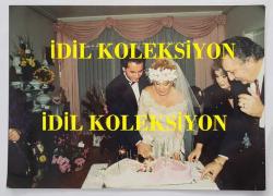 ROMALI PERİHAN'IN (PERİHAN BENLİ) NİKAH TÖRENİNİN ORİJİNAL 3'LÜ FOTOĞRAF SETİ  - 18,5 x 13 cm EBADINDA - ROMALI PERİHAN, 3. EVLİLİĞİNİ YAPTIĞI ALMAN EŞİ B. BENSAN İLE EVLENİRKEN NİKAH TÖRENİNDE ÇEKİLMİŞ 3 ÖZEL HATIRA FOTOĞRAFI... DAVETLİLER ARASINDA FATMA GİRİK ve AVUKAT HÜSEYİN RAHMİ ÖZKAN DA YER ALDI. ÇOK NET KALİTEDE ORİJİNAL BASIM FOTOĞRAFLAR. ÖZEL ARŞİV...