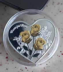 GÜL GÖRSELLİ ÇEŞİTLİ DİLLERDE “SENİ SEVİYORUM” YAZILI KALP FORMUNDA PROF BASKI GÜMÜŞ KAPLAMA HATIRA MADALYON