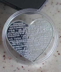 GÜL GÖRSELLİ ÇEŞİTLİ DİLLERDE “SENİ SEVİYORUM” YAZILI KALP FORMUNDA PROF BASKI GÜMÜŞ KAPLAMA HATIRA MADALYON