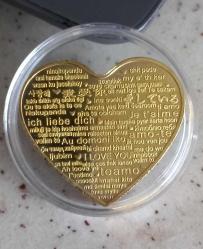 GÜL GÖRSELLİ ÇEŞİTLİ DİLLERDE “SENİ SEVİYORUM” YAZILI KALP FORMUNDA PROF BASKI ALTIN KAPLAMA HATIRA MADALYON