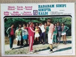 HABABAM SINIFI SINIFTA KALDI FİLMİNİN LOBİ KARTI - MÜNİR ÖZKUL, TARIK AKAN, KEMAL SUNAL, ADİLE NAŞİT, HALİT AKÇATEPE, SEMRA ÖZDAMAR - NO: 1
