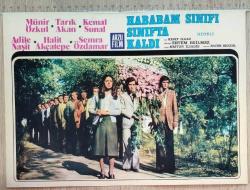 HABABAM SINIFI SINIFTA KALDI FİLMİNİN LOBİ KARTI - MÜNİR ÖZKUL, TARIK AKAN, KEMAL SUNAL, ADİLE NAŞİT, HALİT AKÇATEPE, SEMRA ÖZDAMAR - NO: 2