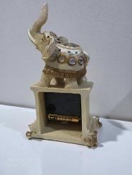 FİL FORMUNDA POLYESTER SAATLİ BİBLO ÇALIŞIR DURUMDA ARKA KÖŞEDE HAFİF ATIK VAR