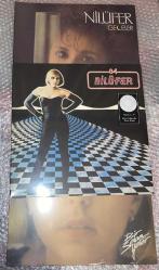 Nilüfer Bir Selam Yeter  — 84 -- Geceler - 3 LP PLAK SIFIR JELATİNLİ AMBALAJINDADIR Bazen Hayeller Kurarım Tek Başına Sensiz Yıllarda Yazık Sana  Boş Sokak Heryerde Kar Var  Boşvermişim Dünyaya Seni Beklerim Öptüğüm Yerde Ayrılanlar İçin  Yaşamak Ne Güzel İspanyol Meyhanesi O Sevgili Nerde Neden Sanki Neden Açıkmışım Sevgine Hadi Durma  Al Götür Beni Bir gün Darılıp Bir gün Barışma  Erkekler Ağlamaz  Ver Elini Bana Bir Mevsim Arıyorum Mavi Mavi