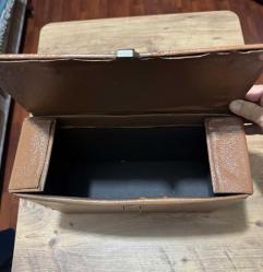 Vintage Kahverengi Evrak Çantası Eski dönemden kalma kahverengi suni deri evrak çantası. Metal kilidi çalışır durumda, genel durumu iyi. Yaklaşık 1960–1980 yılları arası üretimdir. Koleksiyon, dekor veya günlük kullanım için uygundur. Taşıma kayışı yok Ölçüleri Uzunluk 34 cm En 12,5cm Yükseklik 24 cm