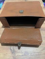 Vintage Kahverengi Evrak Çantası Eski dönemden kalma kahverengi suni deri evrak çantası. Metal kilidi çalışır durumda, genel durumu iyi. Yaklaşık 1960–1980 yılları arası üretimdir. Koleksiyon, dekor veya günlük kullanım için uygundur. Taşıma kayışı yok Ölçüleri Uzunluk 34 cm En 12,5cm Yükseklik 24 cm