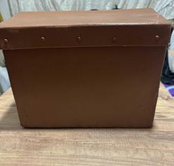 Vintage Kahverengi Evrak Çantası Eski dönemden kalma kahverengi suni deri evrak çantası. Metal kilidi çalışır durumda, genel durumu iyi. Yaklaşık 1960–1980 yılları arası üretimdir. Koleksiyon, dekor veya günlük kullanım için uygundur. Taşıma kayışı yok Ölçüleri Uzunluk 34 cm En 12,5cm Yükseklik 24 cm