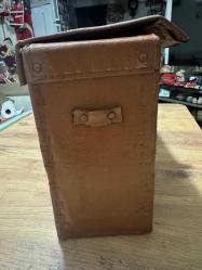 Vintage Kahverengi Evrak Çantası Eski dönemden kalma kahverengi suni deri evrak çantası. Metal kilidi çalışır durumda, genel durumu iyi. Yaklaşık 1960–1980 yılları arası üretimdir. Koleksiyon, dekor veya günlük kullanım için uygundur. Taşıma kayışı yok Ölçüleri Uzunluk 34 cm En 12,5cm Yükseklik 24 cm