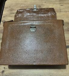 Vintage Kahverengi Evrak Çantası Eski dönemden kalma kahverengi suni deri evrak çantası. Metal kilidi çalışır durumda, genel durumu iyi. Yaklaşık 1960–1980 yılları arası üretimdir. Koleksiyon, dekor veya günlük kullanım için uygundur. Taşıma kayışı yok Ölçüleri Uzunluk 34 cm En 12,5cm Yükseklik 24 cm