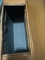 Vintage Kahverengi Evrak Çantası Eski dönemden kalma kahverengi suni deri evrak çantası. Metal kilidi çalışır durumda, genel durumu iyi. Yaklaşık 1960–1980 yılları arası üretimdir. Koleksiyon, dekor veya günlük kullanım için uygundur. Taşıma kayışı yok Ölçüleri Uzunluk 34 cm En 12,5cm Yükseklik 24 cm