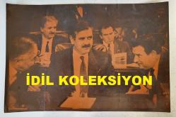 ANAVATAN PARTİSİ'NİN (ANAP) KURUCULARINDAN, GÜMRÜKTEN SORUMLU ESKİ DEVLET BAKANI MEHMET KEÇECİLER'İN ORİJİNAL AJANS-BASIN FOTOĞRAFI (KAĞIT BASKI) - 23 x 15 cm EBADINDA - MEHMET KEÇECİLER, MECLİSTEKİ SIRASINDA PARTİLİLERLE KONUŞURKEN ÇEKİLMİŞ BİR KARE, 1990