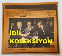 ANAVATAN PARTİSİ'NİN (ANAP) KURUCULARINDAN, GÜMRÜKTEN SORUMLU ESKİ DEVLET BAKANI MEHMET KEÇECİLER'İN ORİJİNAL AJANS-BASIN FOTOĞRAFI (KAĞIT BASKI) - 21 x 20 cm EBADINDA - MEHMET KEÇECİLER, ANKARA'DA DÜZENLENEN 8. PETROL KONGRESİNDE SÜLEYMAN DEMİREL ve ERDAL İNÖNÜ'YLE YAN YANA OTURURKEN ÇEKİLMİŞ BİR KARE, 1990
