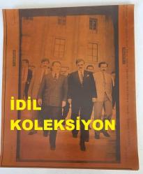 ANAVATAN PARTİSİ'NİN (ANAP) KURUCULARINDAN, GÜMRÜKTEN SORUMLU ESKİ DEVLET BAKANI MEHMET KEÇECİLER'İN ORİJİNAL AJANS-BASIN FOTOĞRAFI (KAĞIT BASKI) - 25 x 21 cm EBADINDA - MEHMET KEÇECİLER, BAŞBAKANI KARŞILAMAK ÜZERE MECLİS GİRİŞİNDEYKEN ÇEKİLMİŞ BİR KARE