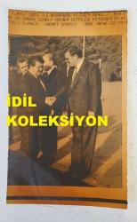 ANAVATAN PARTİSİ'NİN (ANAP) KURUCULARINDAN, GÜMRÜKTEN SORUMLU ESKİ DEVLET BAKANI MEHMET KEÇECİLER'İN ORİJİNAL AJANS-BASIN FOTOĞRAFI (KAĞIT BASKI) - 16 x 10 cm EBADINDA - MEHMET KEÇECİLER, TURGUT ÖZAL'LA TOKALAŞIRKEN ÇEKİLMİŞ BİR KARE, 1990