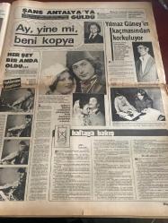 HAFTA SONU GAZETESİ DOĞUM GÜNÜ HEDİYESİ  ( Turkish Newspaper ) - 18 MART 1977 -TAM TAKIM 12 SAYFADIR -Hülya Koçyiğit-Cüneyt Arkın-Rizeli Mate İsabey-Süreyya Emel Sayın-Selma Güneri-Yusuf Sezgin-Romalı Perihan-Esin Ertan-Meral Celasun-Haluk Ündeğer-Tülay-Sibel Egemen-Gülten-Bülent Ersoy-Zeki Müren-Yılmaz Güney-Fatoş Güney-Türkan Sürcan Hülya ölümden döndü-Serpil Barlas-Bülent Vural-Sevim Tuna-Huysuz Virjin-Zeki Çetin-Gamze-Ayfer Feray-Erküt Taçkın-Piraye Uzun-Meral Aydan-Nesrin Cetinel-Selim Okan-Feridun Karakaya-Linda Ronstadt-Amy Armstrong-Clinton Rogers-Kuduz iğneleri alerji yaptı-“Güneş duası nedir bilir misiniz?”-“Aşıklar diyarı”-Bu yuvayı Umut kurtardı-“Eh biz de Avrupa göreceğiz…”-Bir yılın yorgunluğu-“Tıpalarım şemsiyelerim ve kedim…”-“Bana da şans yolunu açın falcılar”-Hayal ülkesi-Gel keyfim gel-Yaz kış cildinize özel bakım gerek-Ay yine mi beni kopya-Her şey bir anda oldu-Yılmaz Güney’in kaçmasından korkuluyor-Şans Antalya’ya güldü-Saldırının sineması-Perde arkası-Dünyanın en