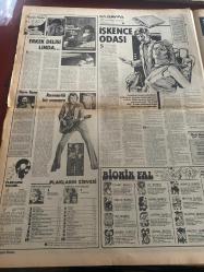 HAFTA SONU GAZETESİ DOĞUM GÜNÜ HEDİYESİ  ( Turkish Newspaper ) - 18 MART 1977 -TAM TAKIM 12 SAYFADIR -Hülya Koçyiğit-Cüneyt Arkın-Rizeli Mate İsabey-Süreyya Emel Sayın-Selma Güneri-Yusuf Sezgin-Romalı Perihan-Esin Ertan-Meral Celasun-Haluk Ündeğer-Tülay-Sibel Egemen-Gülten-Bülent Ersoy-Zeki Müren-Yılmaz Güney-Fatoş Güney-Türkan Sürcan Hülya ölümden döndü-Serpil Barlas-Bülent Vural-Sevim Tuna-Huysuz Virjin-Zeki Çetin-Gamze-Ayfer Feray-Erküt Taçkın-Piraye Uzun-Meral Aydan-Nesrin Cetinel-Selim Okan-Feridun Karakaya-Linda Ronstadt-Amy Armstrong-Clinton Rogers-Kuduz iğneleri alerji yaptı-“Güneş duası nedir bilir misiniz?”-“Aşıklar diyarı”-Bu yuvayı Umut kurtardı-“Eh biz de Avrupa göreceğiz…”-Bir yılın yorgunluğu-“Tıpalarım şemsiyelerim ve kedim…”-“Bana da şans yolunu açın falcılar”-Hayal ülkesi-Gel keyfim gel-Yaz kış cildinize özel bakım gerek-Ay yine mi beni kopya-Her şey bir anda oldu-Yılmaz Güney’in kaçmasından korkuluyor-Şans Antalya’ya güldü-Saldırının sineması-Perde arkası-Dünyanın en