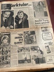 HAFTA SONU GAZETESİ DOĞUM GÜNÜ HEDİYESİ  ( Turkish Newspaper ) - 18 MART 1977 -TAM TAKIM 12 SAYFADIR -Hülya Koçyiğit-Cüneyt Arkın-Rizeli Mate İsabey-Süreyya Emel Sayın-Selma Güneri-Yusuf Sezgin-Romalı Perihan-Esin Ertan-Meral Celasun-Haluk Ündeğer-Tülay-Sibel Egemen-Gülten-Bülent Ersoy-Zeki Müren-Yılmaz Güney-Fatoş Güney-Türkan Sürcan Hülya ölümden döndü-Serpil Barlas-Bülent Vural-Sevim Tuna-Huysuz Virjin-Zeki Çetin-Gamze-Ayfer Feray-Erküt Taçkın-Piraye Uzun-Meral Aydan-Nesrin Cetinel-Selim Okan-Feridun Karakaya-Linda Ronstadt-Amy Armstrong-Clinton Rogers-Kuduz iğneleri alerji yaptı-“Güneş duası nedir bilir misiniz?”-“Aşıklar diyarı”-Bu yuvayı Umut kurtardı-“Eh biz de Avrupa göreceğiz…”-Bir yılın yorgunluğu-“Tıpalarım şemsiyelerim ve kedim…”-“Bana da şans yolunu açın falcılar”-Hayal ülkesi-Gel keyfim gel-Yaz kış cildinize özel bakım gerek-Ay yine mi beni kopya-Her şey bir anda oldu-Yılmaz Güney’in kaçmasından korkuluyor-Şans Antalya’ya güldü-Saldırının sineması-Perde arkası-Dünyanın en