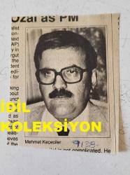 ANAVATAN PARTİSİ'NİN (ANAP) KURUCULARINDAN, GÜMRÜKTEN SORUMLU ESKİ DEVLET BAKANI MEHMET KEÇECİLER'İN GAZETEDEN KESİLME FOTOĞRAFI - 8 x 7 cm EBADINDA - MEHMET KEÇECİLER, SÜLEYMAN DEMİREL ve ERDAL İNÖNÜ'YLE YAN YANA OTURURKEN ÇEKİLMİŞ BİR KARE