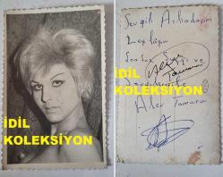 TÜRKİYE'NİN İLK TRANS DANSÖZÜ ALEV TAMARA'NIN (VELİ YAVUZ) ISLAK İMZALI ORİJİNAL FOTOĞRAFI - 14 x 9 cm EBADINDA - ALEV TAMARA, SARI SAÇ MODELİYLE... ARKADA KENDİ ISLAK İMZASI ve İTHAFIYLA. ''SEVGİLİ ARKADAŞIM LEYLA'YA SONSUZ SAYGI ve SEVGİLERİMLE''