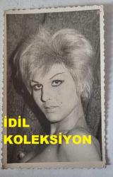 TÜRKİYE'NİN İLK TRANS DANSÖZÜ ALEV TAMARA'NIN (VELİ YAVUZ) ISLAK İMZALI ORİJİNAL FOTOĞRAFI - 14 x 9 cm EBADINDA - ALEV TAMARA, SARI SAÇ MODELİYLE... ARKADA KENDİ ISLAK İMZASI ve İTHAFIYLA. ''SEVGİLİ ARKADAŞIM LEYLA'YA SONSUZ SAYGI ve SEVGİLERİMLE''