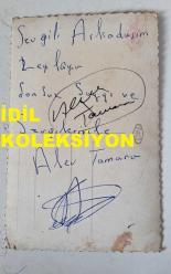 TÜRKİYE'NİN İLK TRANS DANSÖZÜ ALEV TAMARA'NIN (VELİ YAVUZ) ISLAK İMZALI ORİJİNAL FOTOĞRAFI - 14 x 9 cm EBADINDA - ALEV TAMARA, SARI SAÇ MODELİYLE... ARKADA KENDİ ISLAK İMZASI ve İTHAFIYLA. ''SEVGİLİ ARKADAŞIM LEYLA'YA SONSUZ SAYGI ve SEVGİLERİMLE''