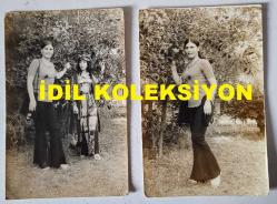 TÜRKİYE'NİN İLK TRANS DANSÖZÜ ALEV TAMARA'NIN (VELİ YAVUZ) ORİJİNAL 2'Lİ FOTOĞRAF SETİ - 14 x 9 cm EBADINDA - ALEV TAMARA, BİR AĞACIN ALTINDA POZ VERİRKEN ÇEKİLMİŞ 2 FARKLI KARE