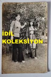 TÜRKİYE'NİN İLK TRANS DANSÖZÜ ALEV TAMARA'NIN (VELİ YAVUZ) ORİJİNAL 2'Lİ FOTOĞRAF SETİ - 14 x 9 cm EBADINDA - ALEV TAMARA, BİR AĞACIN ALTINDA POZ VERİRKEN ÇEKİLMİŞ 2 FARKLI KARE