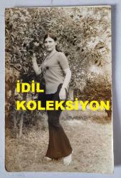 TÜRKİYE'NİN İLK TRANS DANSÖZÜ ALEV TAMARA'NIN (VELİ YAVUZ) ORİJİNAL 2'Lİ FOTOĞRAF SETİ - 14 x 9 cm EBADINDA - ALEV TAMARA, BİR AĞACIN ALTINDA POZ VERİRKEN ÇEKİLMİŞ 2 FARKLI KARE