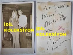 TÜRKİYE'NİN İLK TRANS DANSÖZÜ ALEV TAMARA'NIN (VELİ YAVUZ) KENDİ EL YAZISIYLA YAZILI NOTUNUN OLDUĞU ORİJİNAL FOTOĞRAFI - 14 x 9 cm EBADINDA - ALEV TAMARA, SEVGİLİSİ ve NİŞANLISI METİN ALP'LE BİR MEKANDA BİRBİRLERİNE SARILIP POZ VERİRKEN ÇEKİLMİŞ BİR KARE ''YENİ SEVGİLİM NİŞANLIM METİN ALP ve BEN ALEV TAMARA'' NOTU İLE...