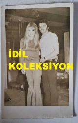 TÜRKİYE'NİN İLK TRANS DANSÖZÜ ALEV TAMARA'NIN (VELİ YAVUZ) KENDİ EL YAZISIYLA YAZILI NOTUNUN OLDUĞU ORİJİNAL FOTOĞRAFI - 14 x 9 cm EBADINDA - ALEV TAMARA, SEVGİLİSİ ve NİŞANLISI METİN ALP'LE BİR MEKANDA BİRBİRLERİNE SARILIP POZ VERİRKEN ÇEKİLMİŞ BİR KARE ''YENİ SEVGİLİM NİŞANLIM METİN ALP ve BEN ALEV TAMARA'' NOTU İLE...