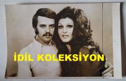 TÜRKİYE'NİN İLK TRANS DANSÖZÜ ALEV TAMARA'NIN (VELİ YAVUZ) KENDİ EL YAZISIYLA YAZILI NOTUNUN OLDUĞU ORİJİNAL FOTOĞRAFI - 14 x 9 cm EBADINDA - ALEV TAMARA, SEVGİLİSİ ve NİŞANLISI METİN ALP'LE BİR MEKANDA BİRBİRLERİNE SARILIP POZ VERİRKEN ÇEKİLMİŞ BİR KARE ''CANIM SEVGİLİ KOCAM METİN'LE EN TATLI HATIRALARIMIZDAN BİRİSİ. ALEV TAMARA. 1.10.1972'' NOTU İLE...