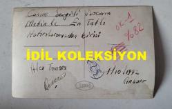 TÜRKİYE'NİN İLK TRANS DANSÖZÜ ALEV TAMARA'NIN (VELİ YAVUZ) KENDİ EL YAZISIYLA YAZILI NOTUNUN OLDUĞU ORİJİNAL FOTOĞRAFI - 14 x 9 cm EBADINDA - ALEV TAMARA, SEVGİLİSİ ve NİŞANLISI METİN ALP'LE BİR MEKANDA BİRBİRLERİNE SARILIP POZ VERİRKEN ÇEKİLMİŞ BİR KARE ''CANIM SEVGİLİ KOCAM METİN'LE EN TATLI HATIRALARIMIZDAN BİRİSİ. ALEV TAMARA. 1.10.1972'' NOTU İLE...