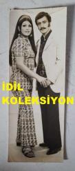 TÜRKİYE'NİN İLK TRANS DANSÖZÜ ALEV TAMARA'NIN (VELİ YAVUZ) ORİJİNAL FOTOĞRAFI - 14 x 5 cm EBADINDA - ALEV TAMARA, SEVGİLİSİ SELÇUK BEKAN'LA BİRLİKTE STÜDYODA POZ VERİRKEN ÇEKİLMİŞ BİR KARE