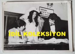 TÜRKİYE'NİN İLK TRANS DANSÖZÜ ALEV TAMARA'NIN (VELİ YAVUZ) ORİJİNAL 3'LÜ FOTOĞRAF SETİ - 18 x 13 cm ve 14 x 7 cm EBADINDA - ALEV TAMARA'NIN MUSTAFA SUNGUR'LA EVLENİRKEN NİKAH TÖRENLERİNDE ÇEKİLMİŞ 3 FARKLI HATIRA FOTOĞRAFI. 17 NİSAN 1974