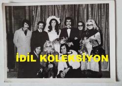 TÜRKİYE'NİN İLK TRANS DANSÖZÜ ALEV TAMARA'NIN (VELİ YAVUZ) ORİJİNAL 3'LÜ FOTOĞRAF SETİ - 18 x 13 cm ve 14 x 7 cm EBADINDA - ALEV TAMARA'NIN MUSTAFA SUNGUR'LA EVLENİRKEN NİKAH TÖRENLERİNDE ÇEKİLMİŞ 3 FARKLI HATIRA FOTOĞRAFI. 17 NİSAN 1974