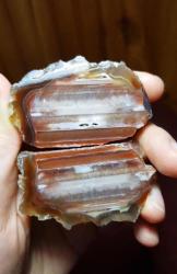 Kırmızı Su Hattı Akik: Bal Kenarlı Deniz Manzarası Okyanus Manzaralı Karnelyan Agat Taşı - Ağırlık: 125g - Benzersiz Koleksiyonluk Hediyelik Nadir